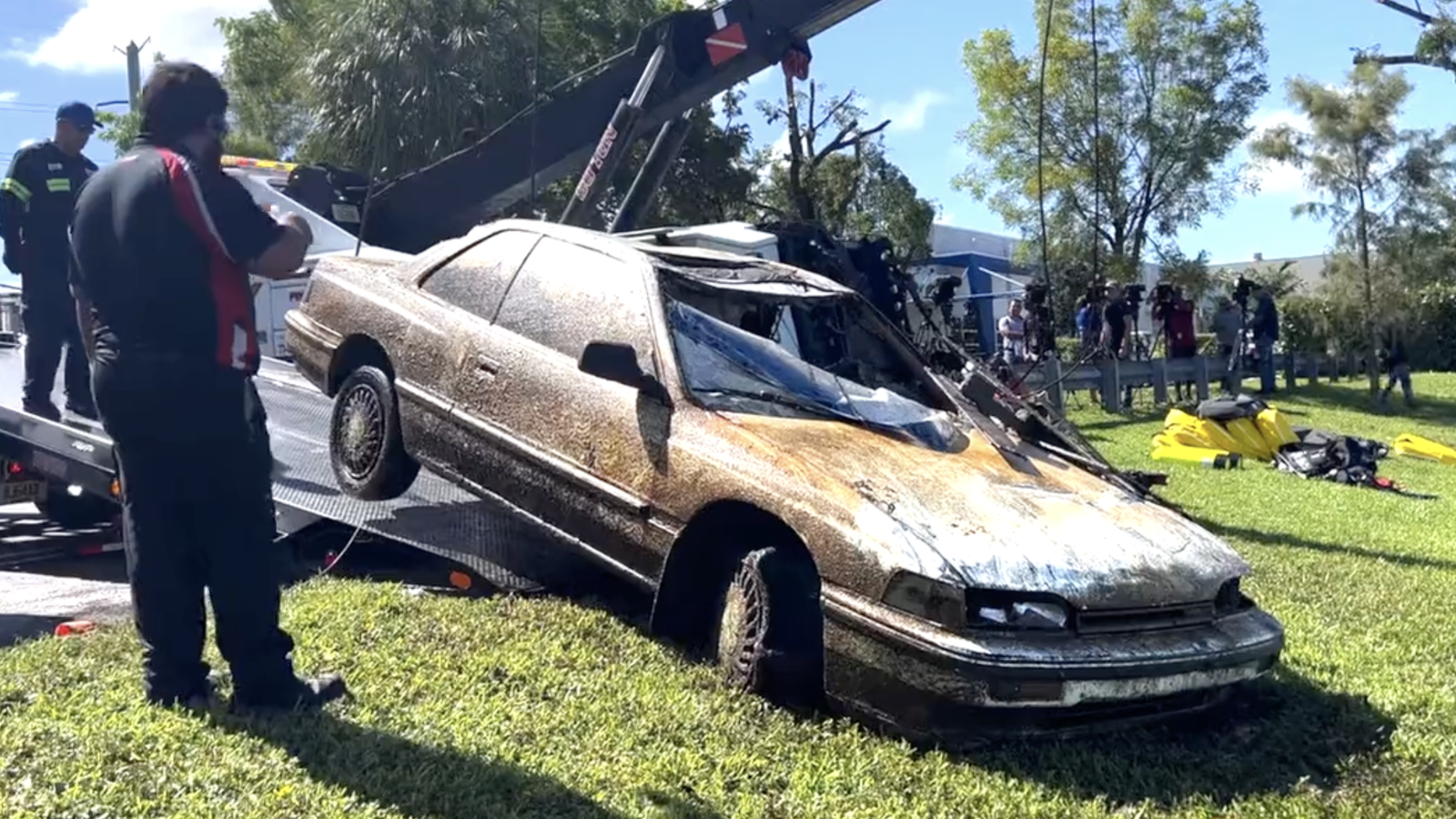 32 Cars Fished Out Of Florida Lake, And Some Have Been Submerged 20+ Years